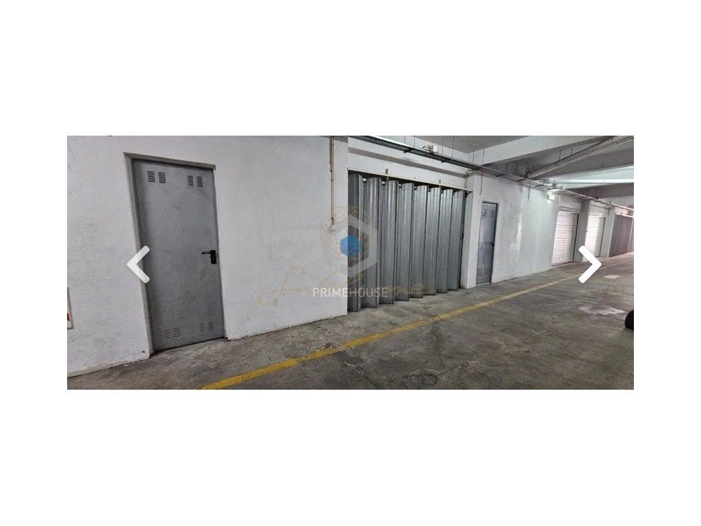 Garagem com 31 m2, localizada em Pinh...
