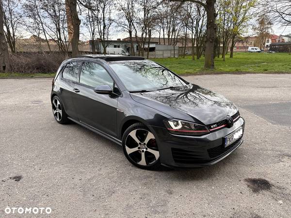 Volkswagen Golf - 1