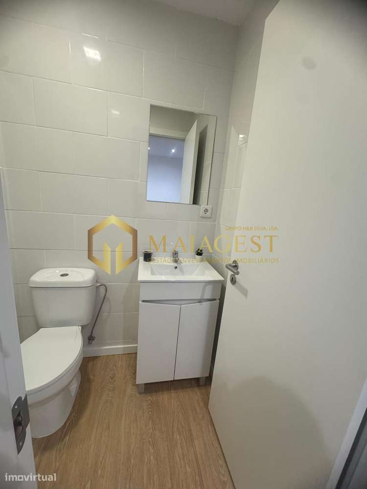 Moradia remodelada dividida em 3 habitações em Canelas-8