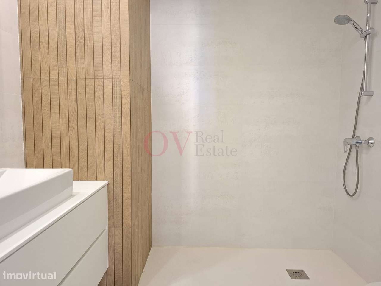 Apartamento T4 com remodelação total na rotunda da Boavista-17