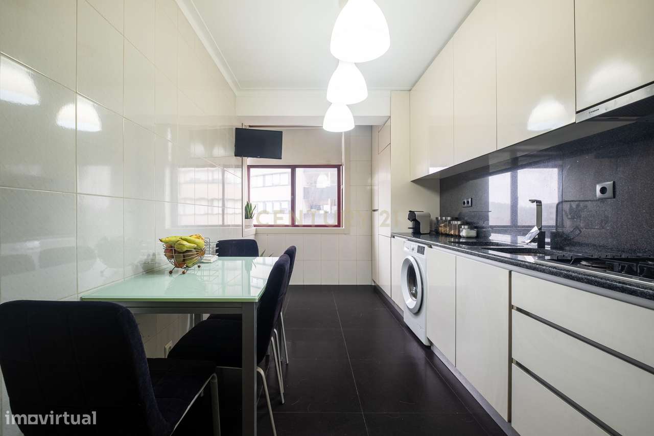 Apartamento T3 Renovado, com aquecimento central, varanda e lugar de g-1