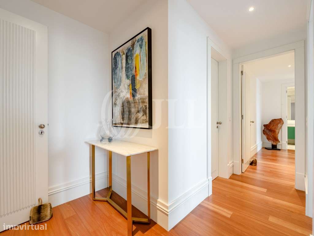 Apartamento T3 com dois lugares de garagem em Aliados, Porto-21