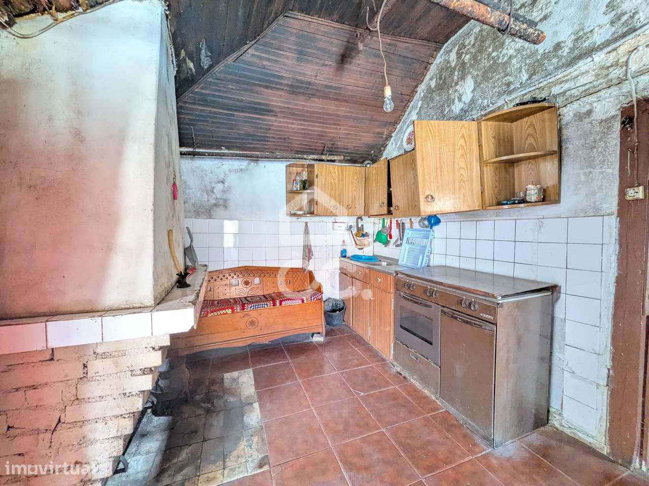 Oportunidade Única: Moradia para Restauro com Grande Potencial-42