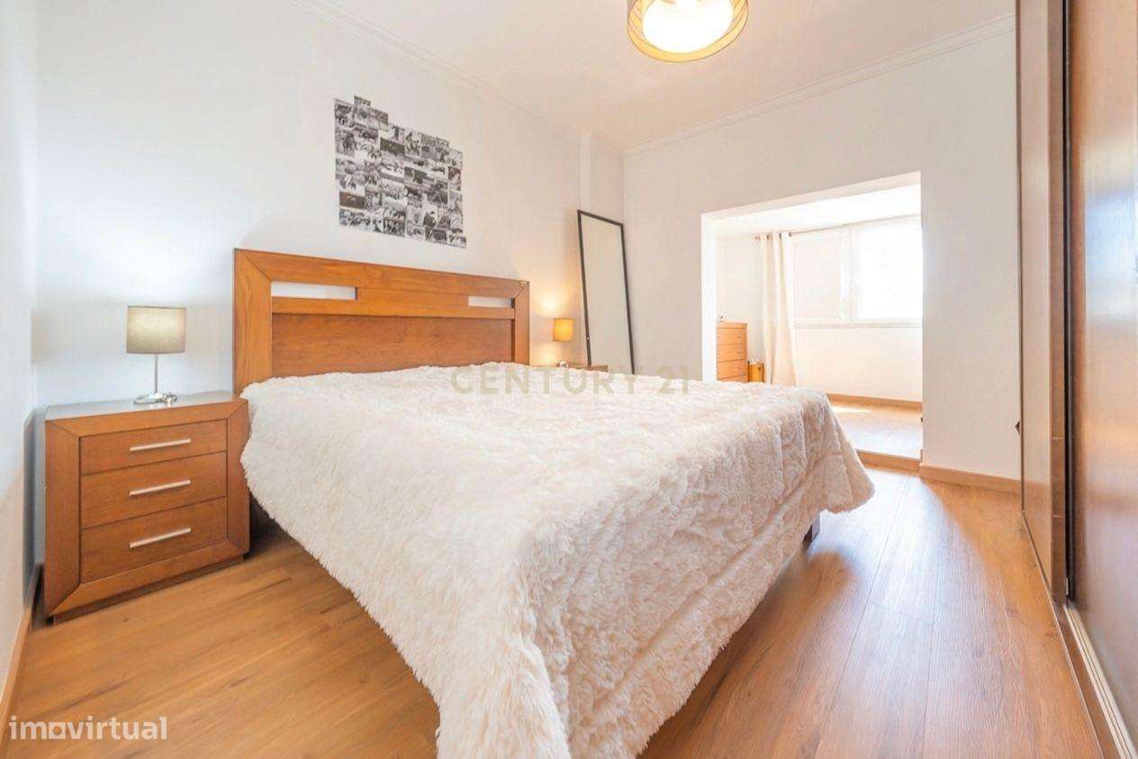 Apartamento Único com 268m2 no Último Andar com Terraço Extraordinário-17