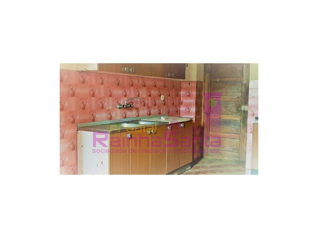 Moradia M3 para reabilitar - 2 lojas; adega e quintal - 20 minutos ... - Grande imagem: 4/17