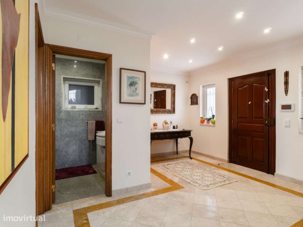 Moradia T4+1 localizada no bairro do 'Casal Novo'.-26