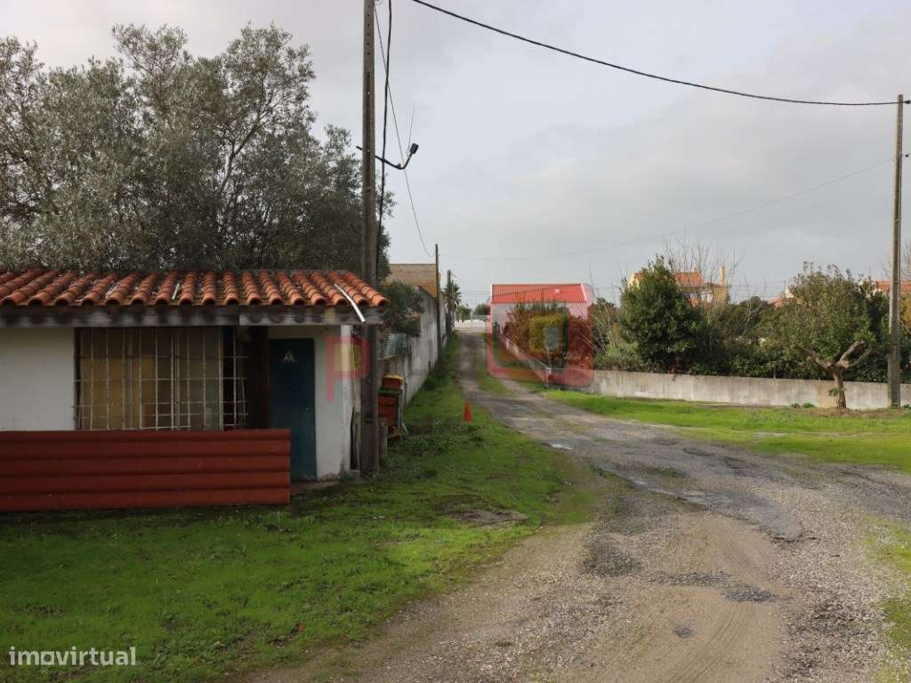 TERRENO COM CASAS - SARILHOS GRANDES-6