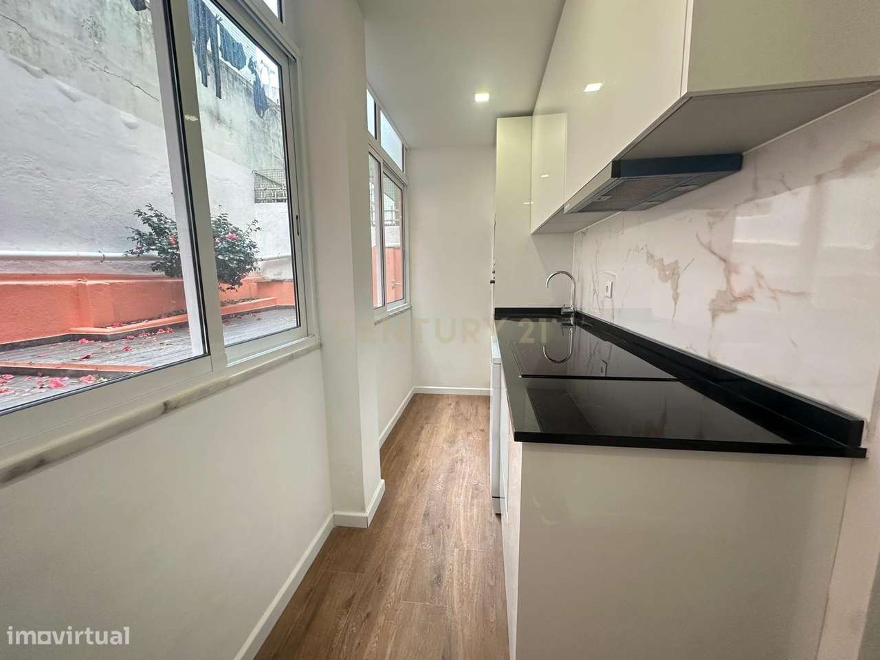 Apartamento Remodelado com logradouro em Moscavide - Grande imagem: 2/15