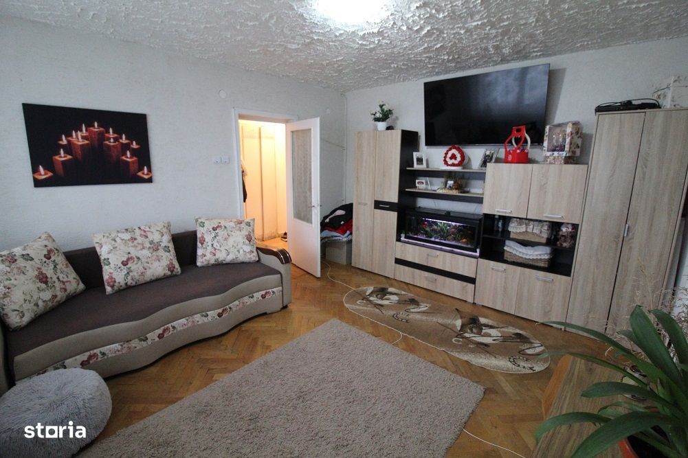 Vând apartament 2 camere în Hunedoara, zona Micro3-Bucegi, 45mp, et. 8