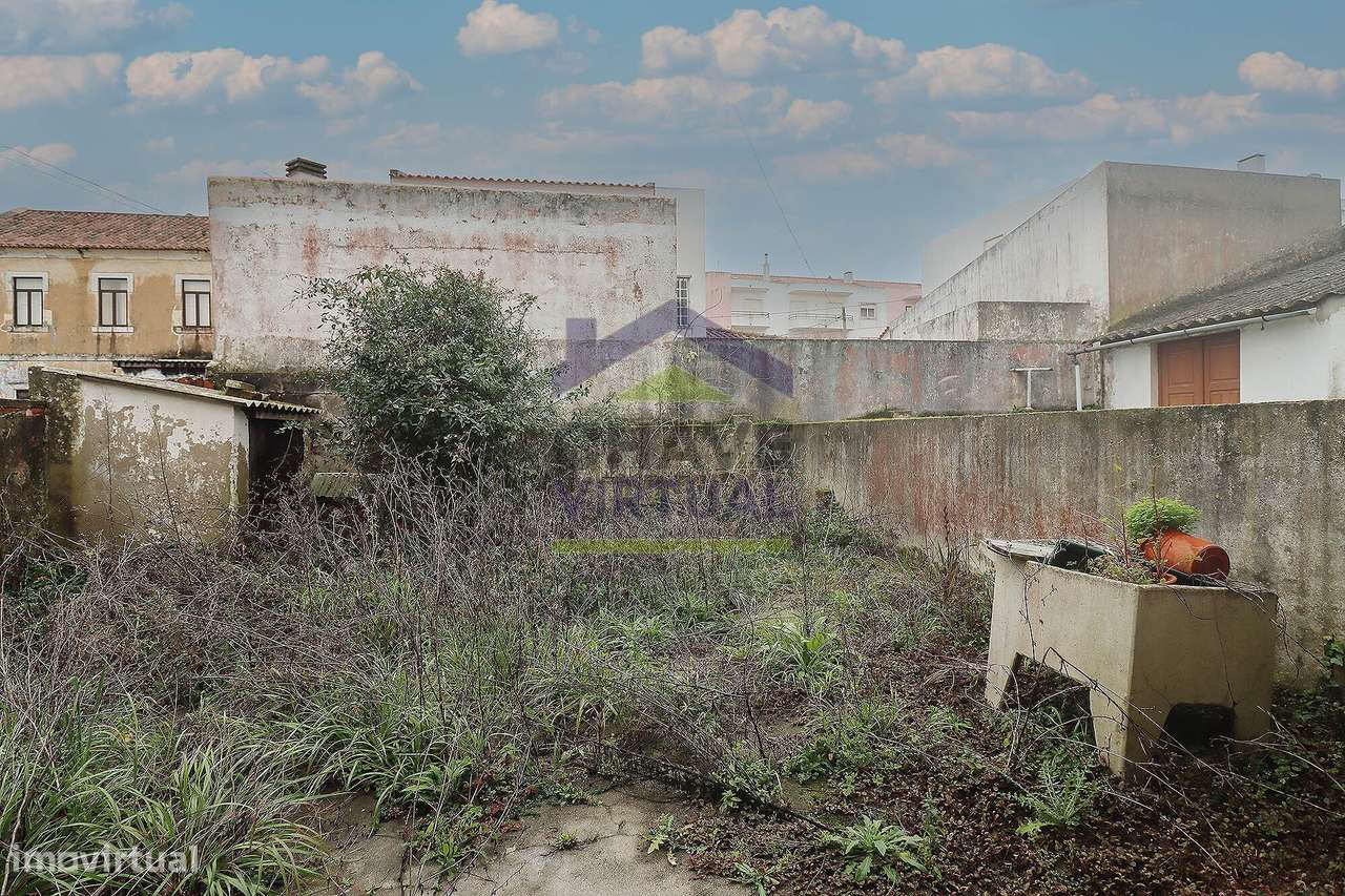 Moradia V4 com Quintal e Sõtão - Centro Bombarral-31