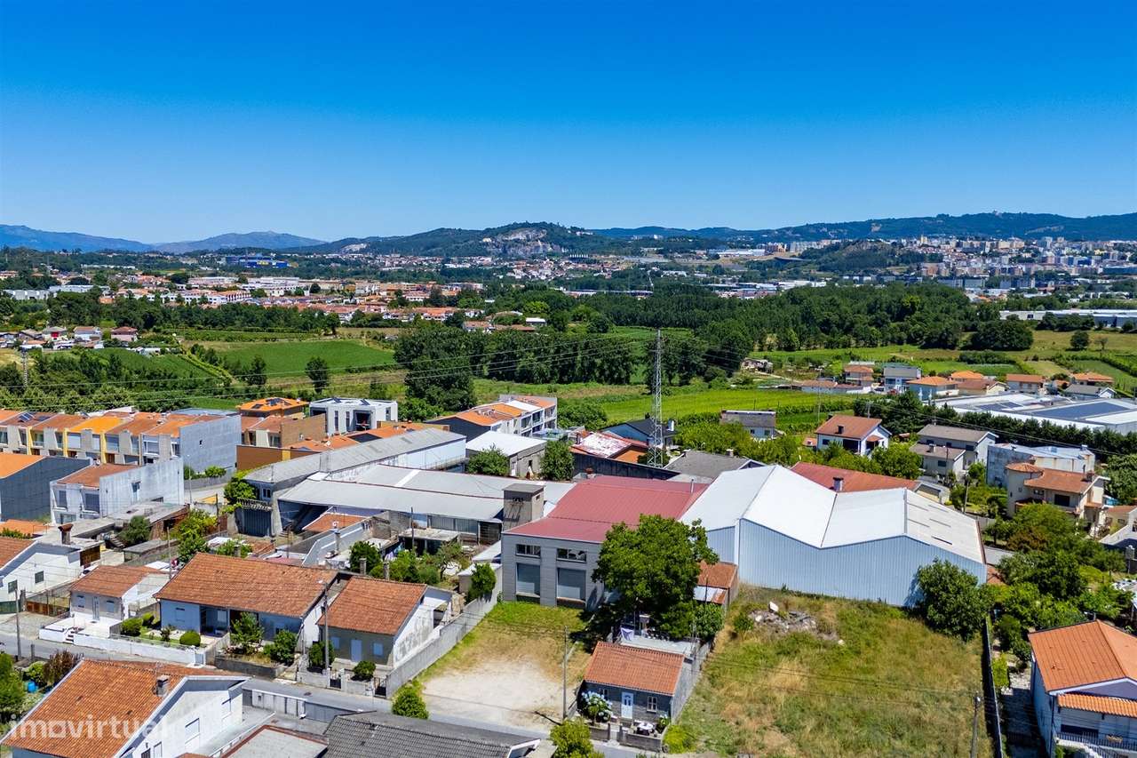 Conjunto de Pavilhões Industriais para Reabilitação | Parada de Tibães-3