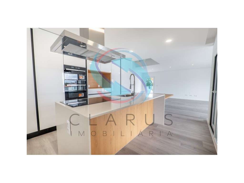 Moradia geminada à venda na Rua Infante Dom Henrique s/n - Grande imagem: 5/30