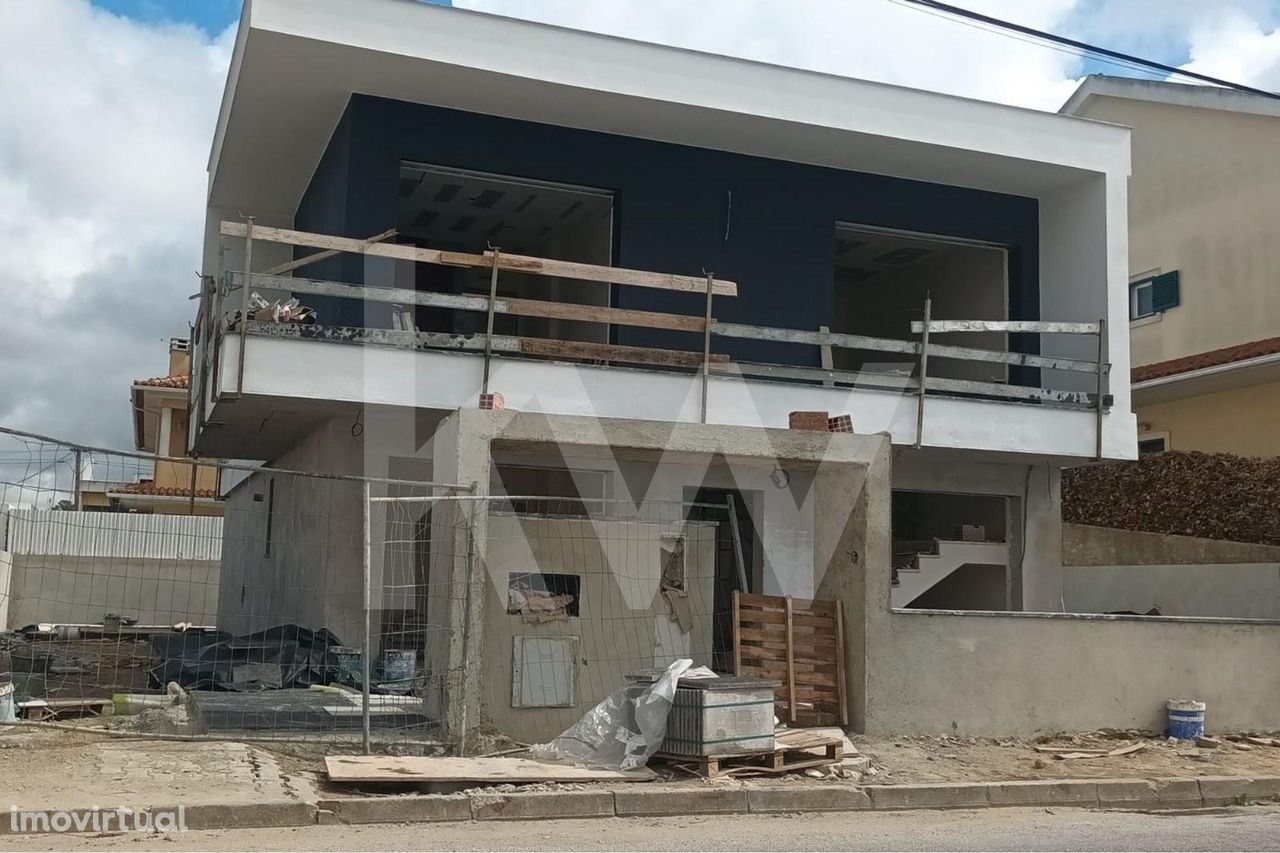 Moradia T4 isolada com piscina num terreno de 373m2, em Construção, na