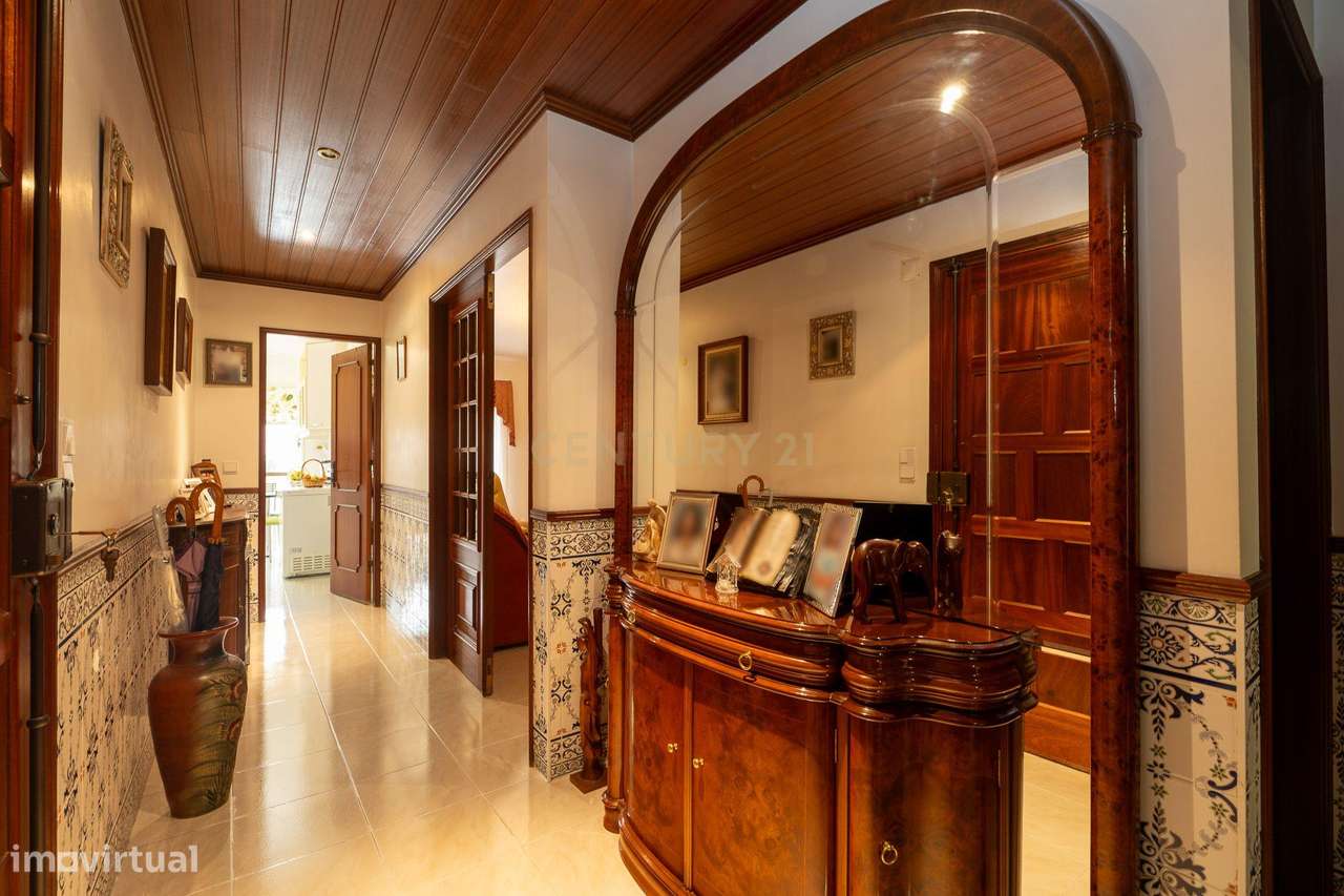 Apartamento de tipologia T2, com box e varandas, localizado em Rio de - Grande imagem: 3/35