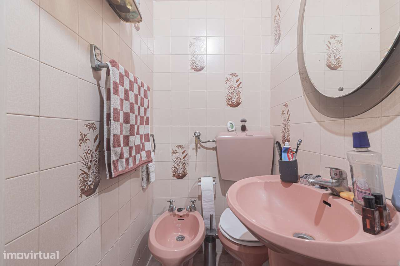 Apartamento T4 transformado em T3 no Laranjeiro-19