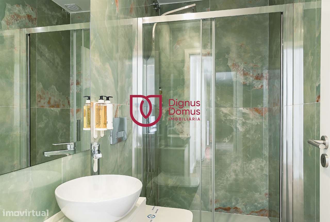 Duplex Renovado com Logradouro e Rendimento Garantido — Porto Centro-5