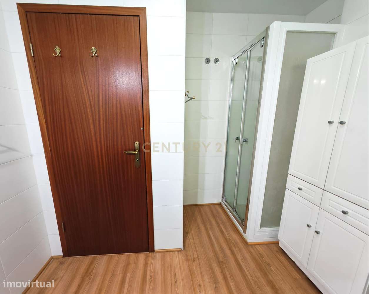 Apartamento T3 renovado recentemente com vista de Rio e Lisboa nos Oli-20