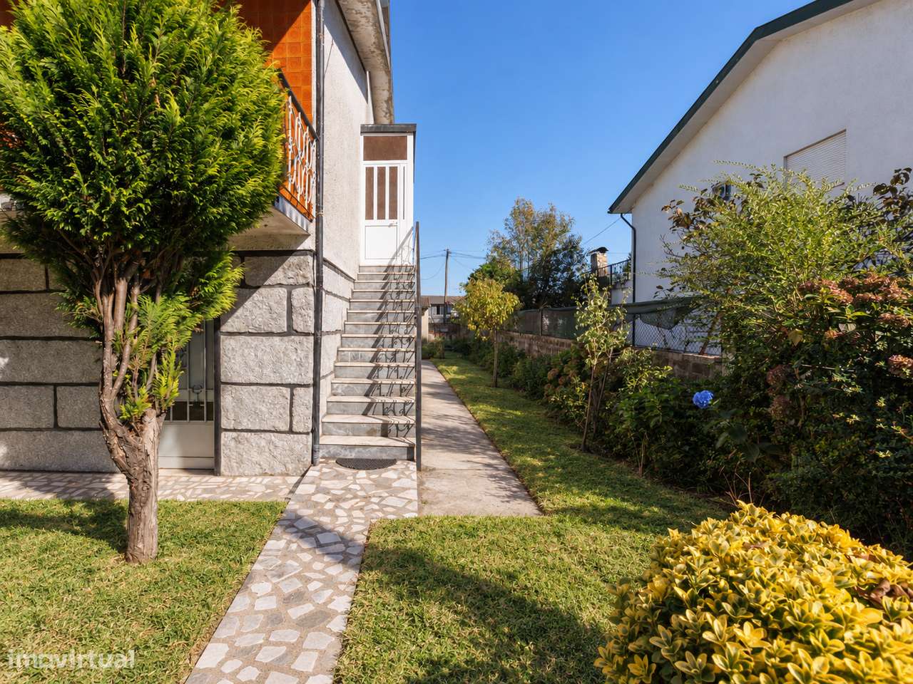 Moradia T3 com amplo terreno em Caldas das Taipas-3