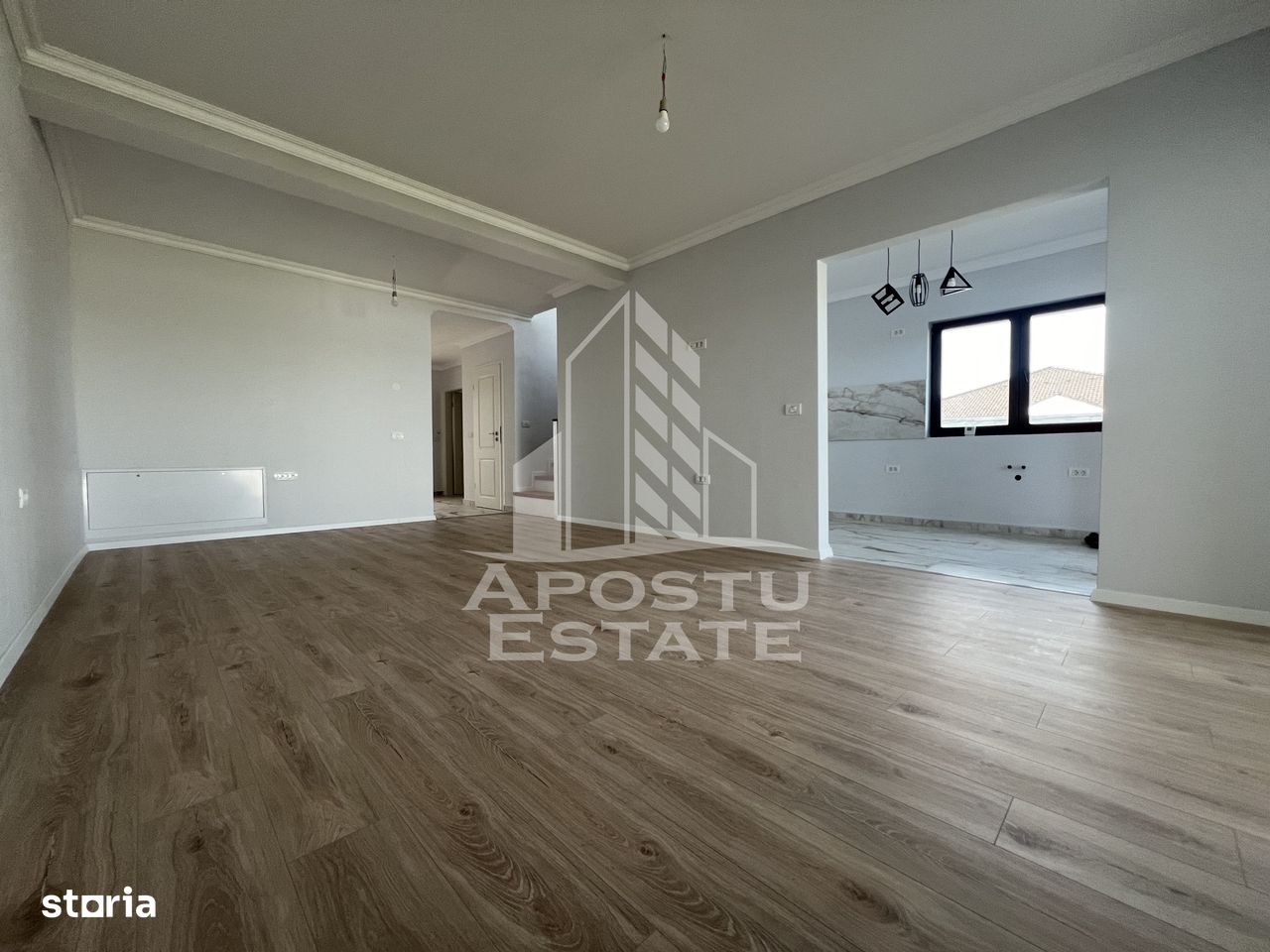 Duplex cu etaj, cu 5 camere si 4 dormitoare, aproape de asfalt