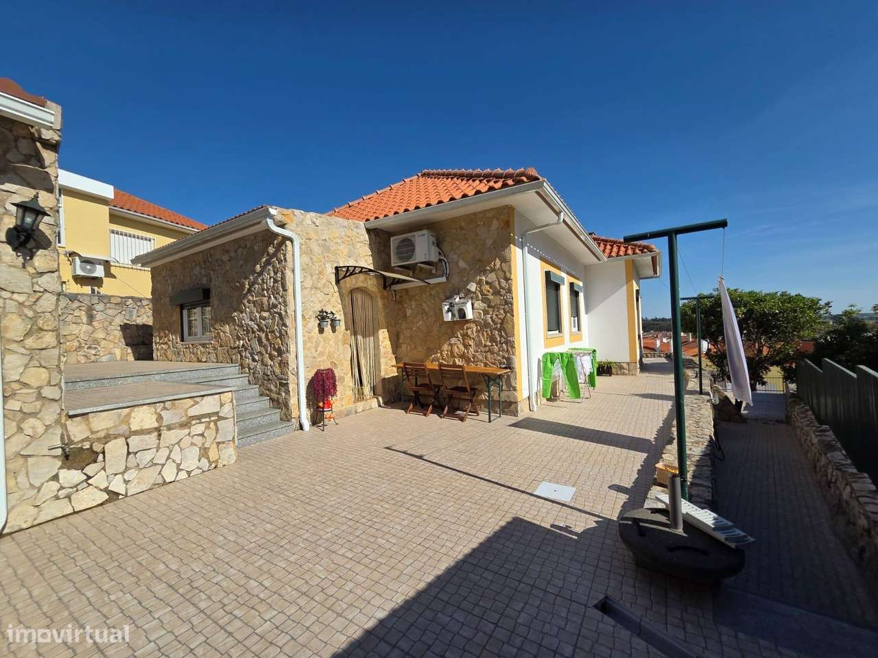 Moradia T2+1 com Anexo Independente, Jardim e Garagem – Rinchoa-3