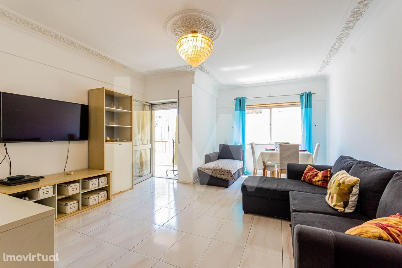 Espaçoso apartamento T3 na Parede, Cascais, com arrecadação e garagem