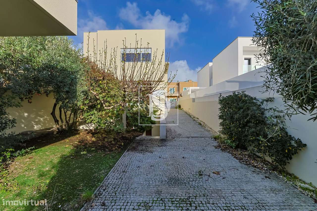 Moradia T3, Individual, c/ 3 pisos, Garagem Dupla e Jardim - Grande imagem: 3/39