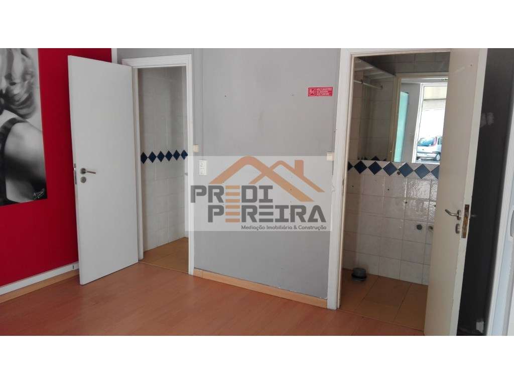 Loja situada em Benfica, com uma divisão ampla e com um parqueament... - Grande imagem: 3/14