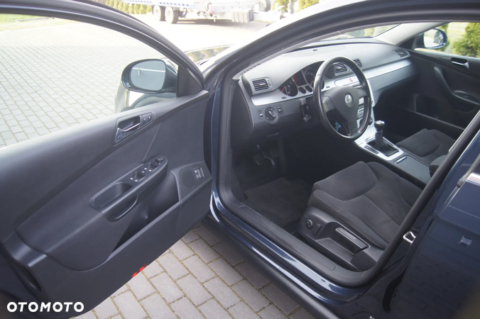 Volkswagen Passat 1.9 TDI Highline - 16