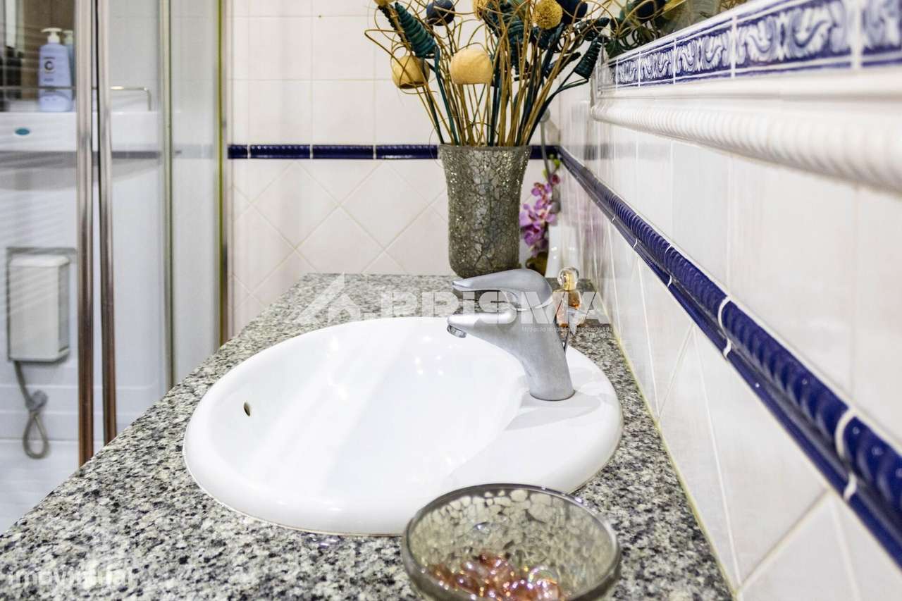 Moradia T5 para Venda em C. Branco-43