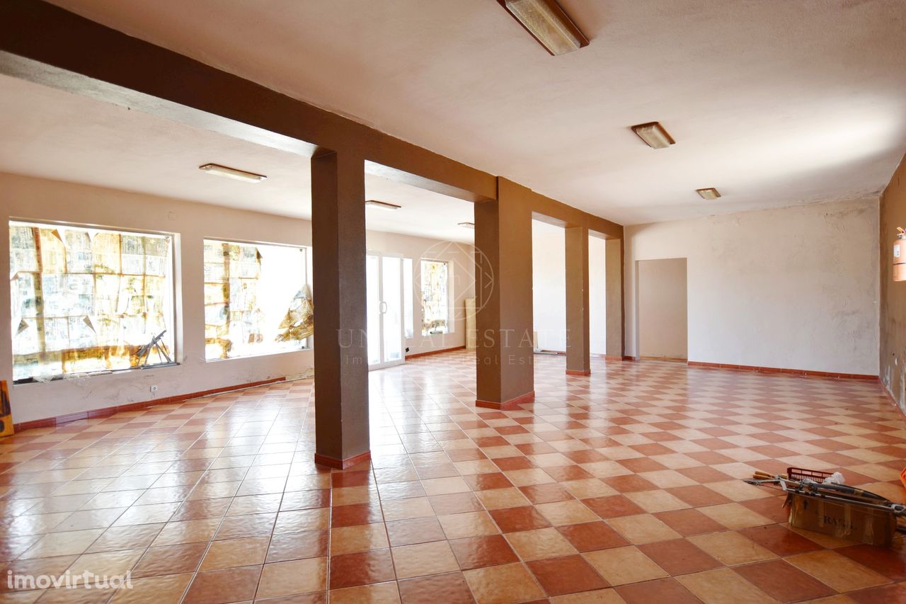 Lote de Terreno Urbano de 490m2, com um prédio de 2 pisos, localizado