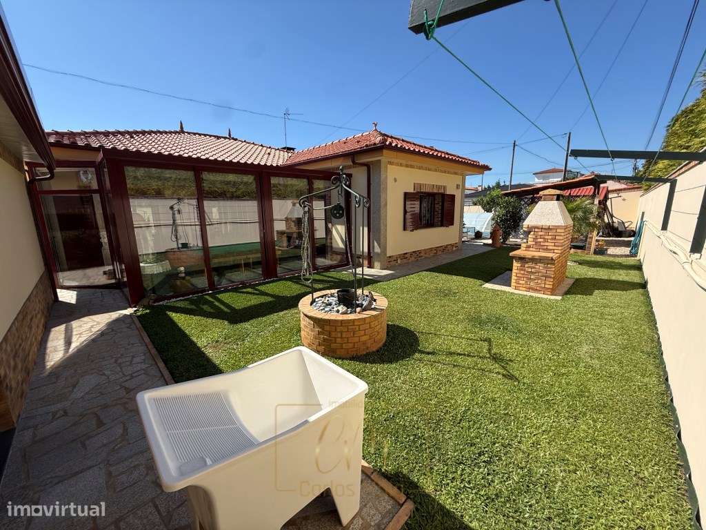Moradia térrea e isolada, com piscina e inserida em 2 lotes na Póvo...-26