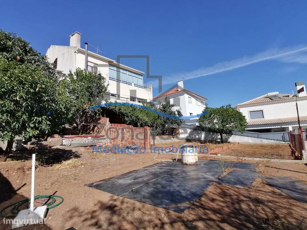 Moradia com dois pisos e logradouro, localizada em Alenquer-37