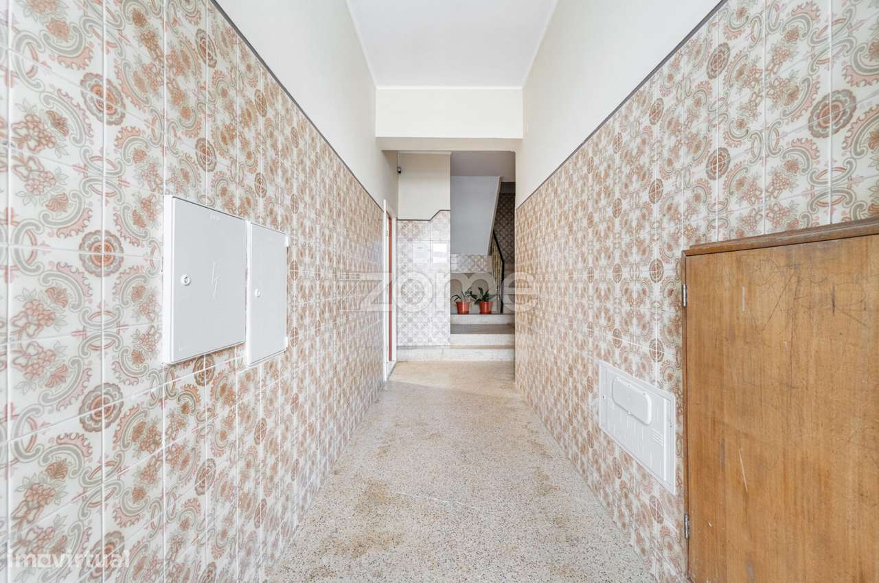Apartamento T1 totalmente renovado, com varanda e lugar de garagem-9