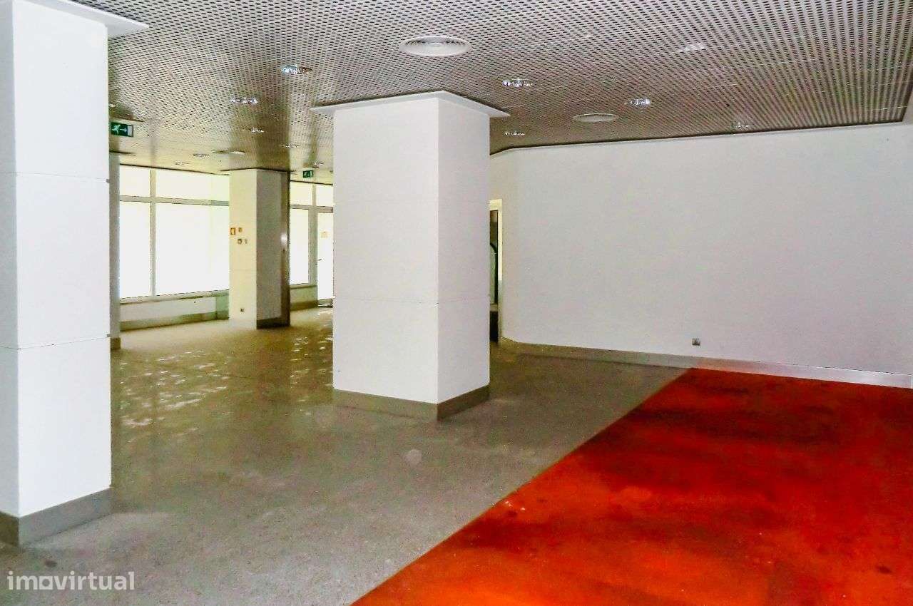 Loja na Av. Adelino Amaro da Costa, Forca, Aveiro - Grande imagem: 2/22