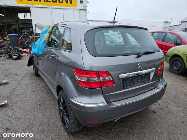 Mercedes W245 B170/B180 Silnik: M 266.940 1699ccm 116KM/85kW Kod lakieru: 787U Cały na części Klapa Drzwi Zderzak - 2