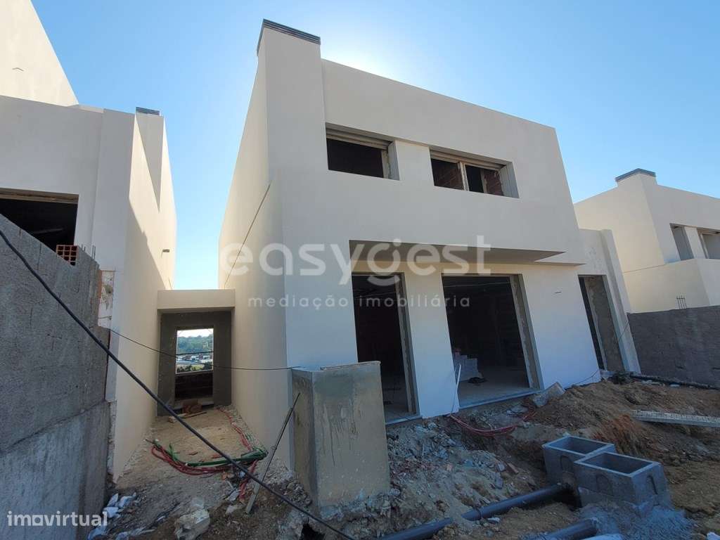 Moradia T4 em Condomínio Fechado, em construção, com garagem e jardim. - Grande imagem: 4/44