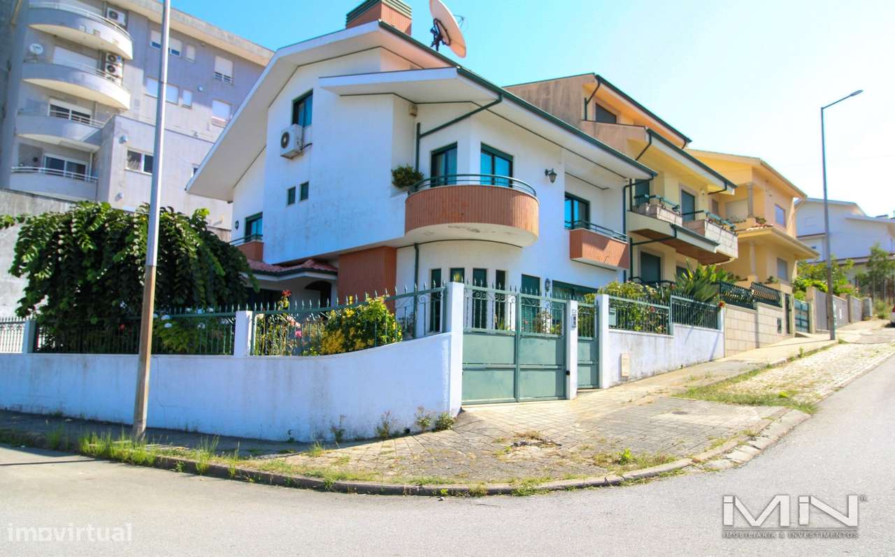 Moradia T4 de Gaveto em Gondomar: Luxo, Sol e Acesso Imediato à A41-49