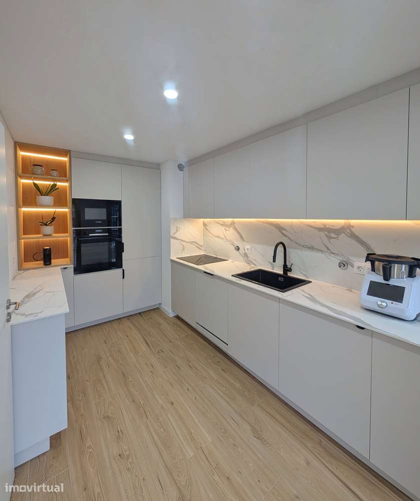 Exclusivo T3 Avenidas Novas c/ estacionamento, jardim e arrecadação - Grande imagem: 5/18