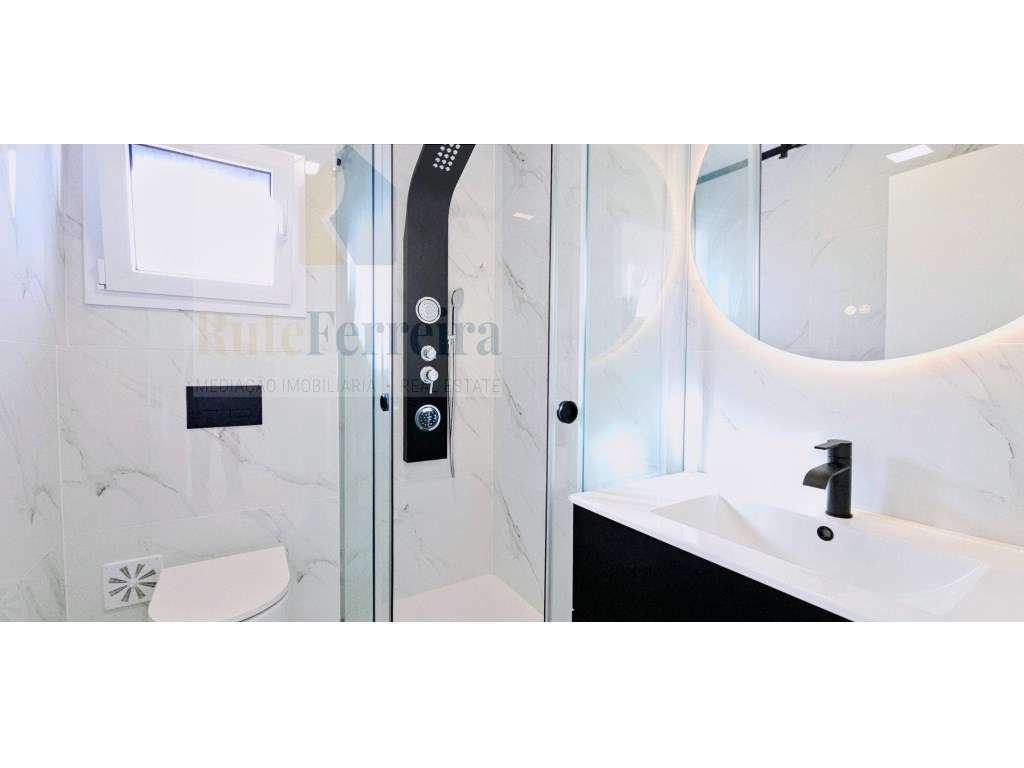 Espetacular Moradia T4 Nova, com Garagem e Logradouro!-27