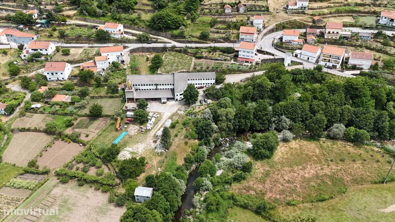 Terreno com pavilhões industriais operacionais com alto potencial de v - Grande imagem: 4/60