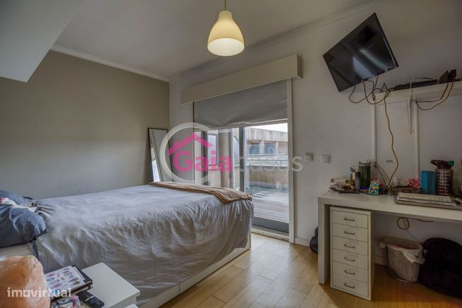 Apartamento T4 Duplex condomínio reservado 2 lugares garagem arrumos-13
