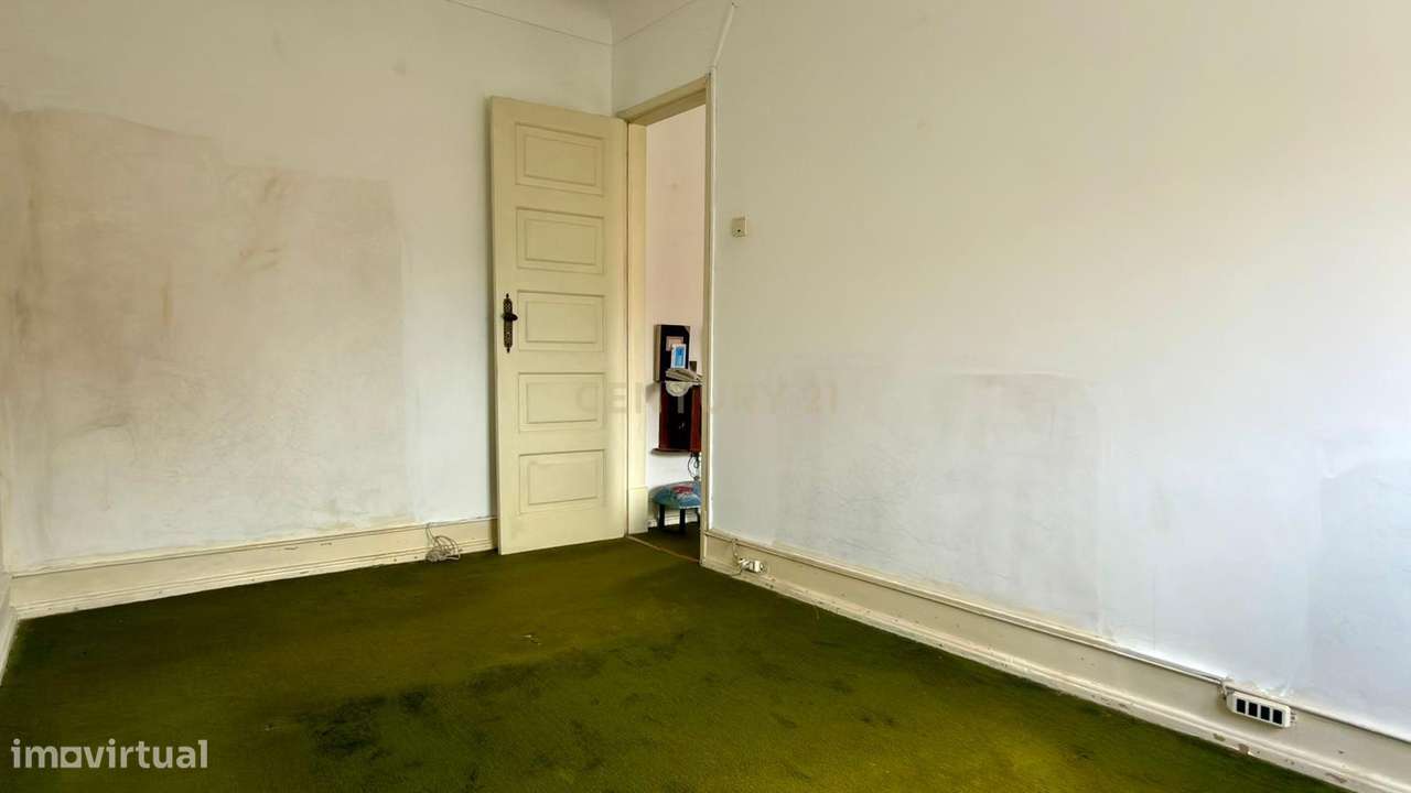 Apartamento T2 para Remodelação, Centro de Almada-3