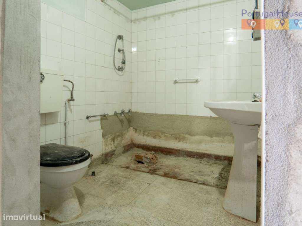 Prédio constituído por 2 apartamentos T2 com entradas independentes...-23