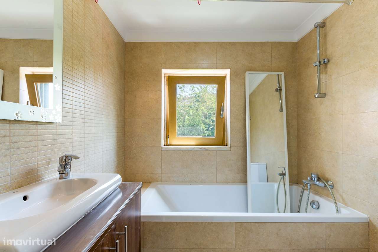 Moradia T4 Renovada | 3 Suites | Lote 900m2-14