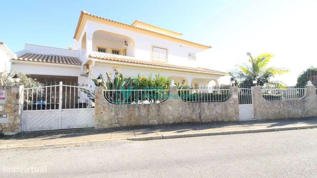 Moradia T7 com piscina e garagem em Loulé-29