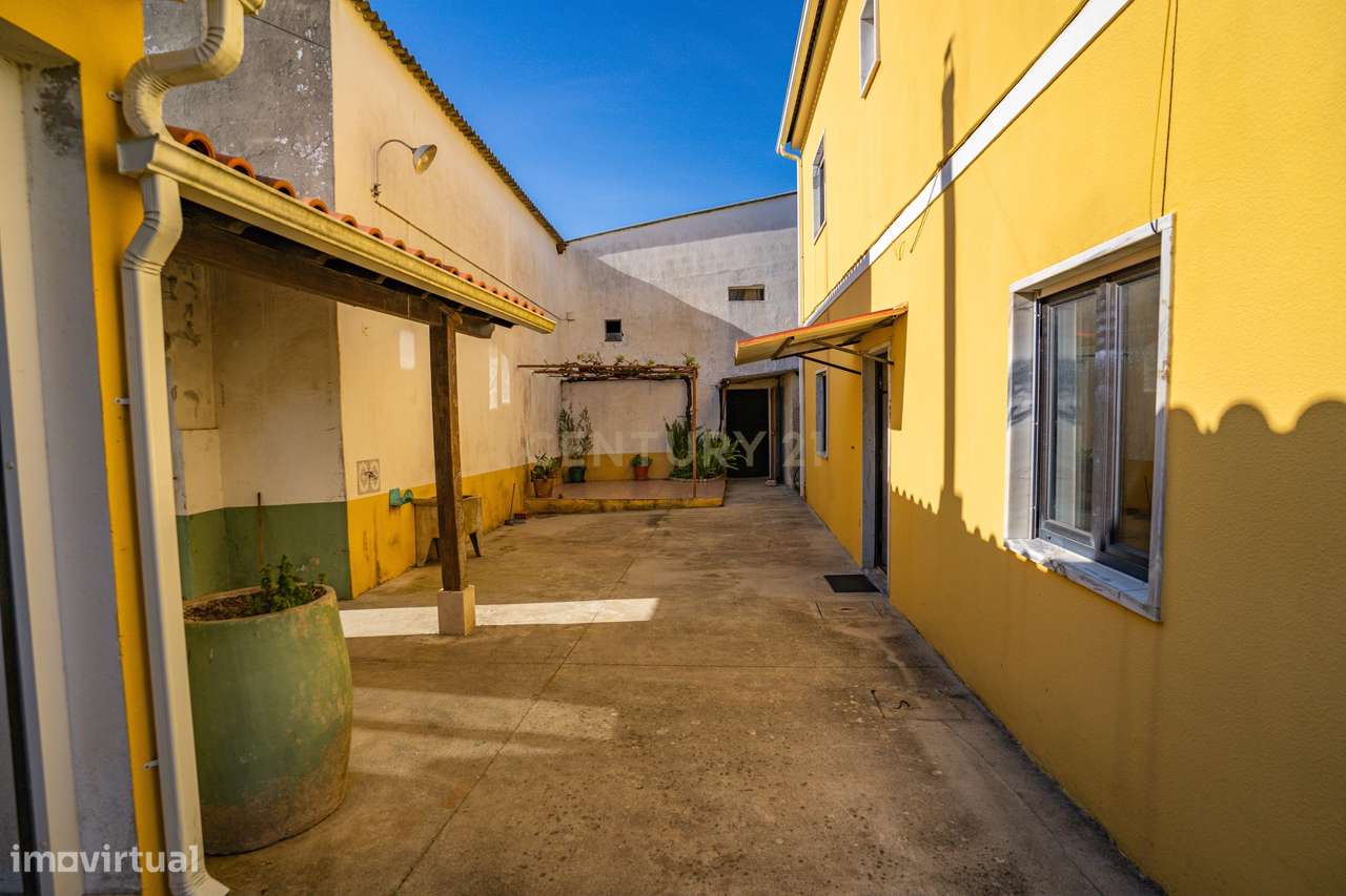 Moradia Bifamiliar com 2 Armazéns de Grande Dimensão-33