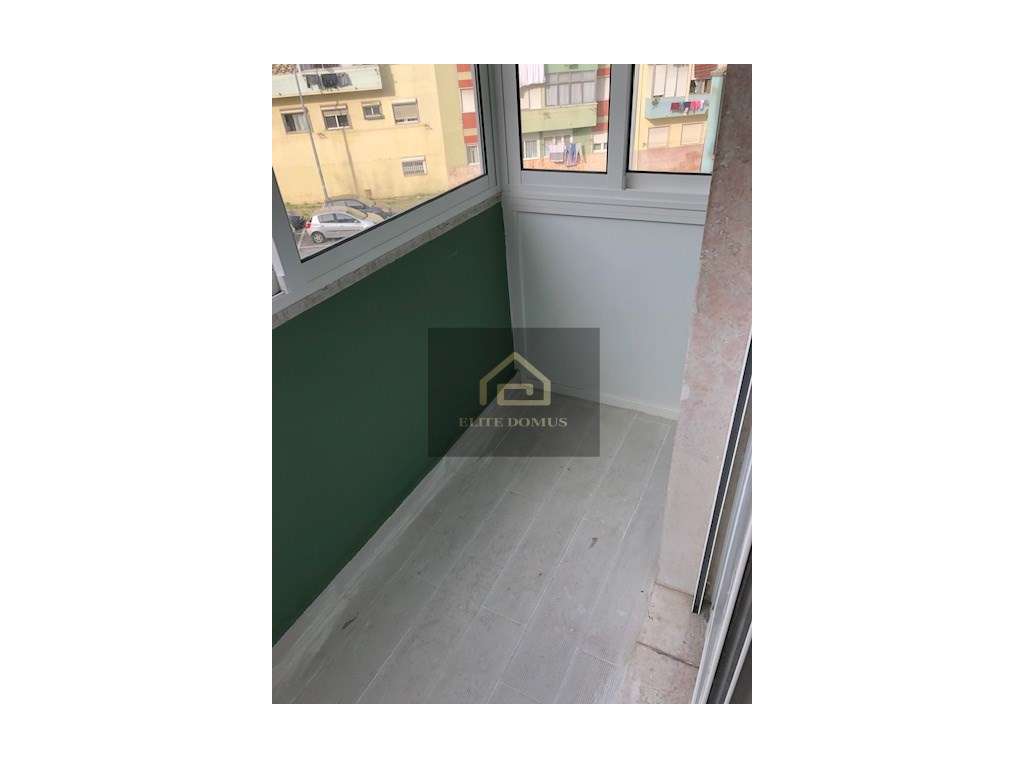 T1 Totalmente Remodelado com elevador e junto ao Metro - Reboleira!-34
