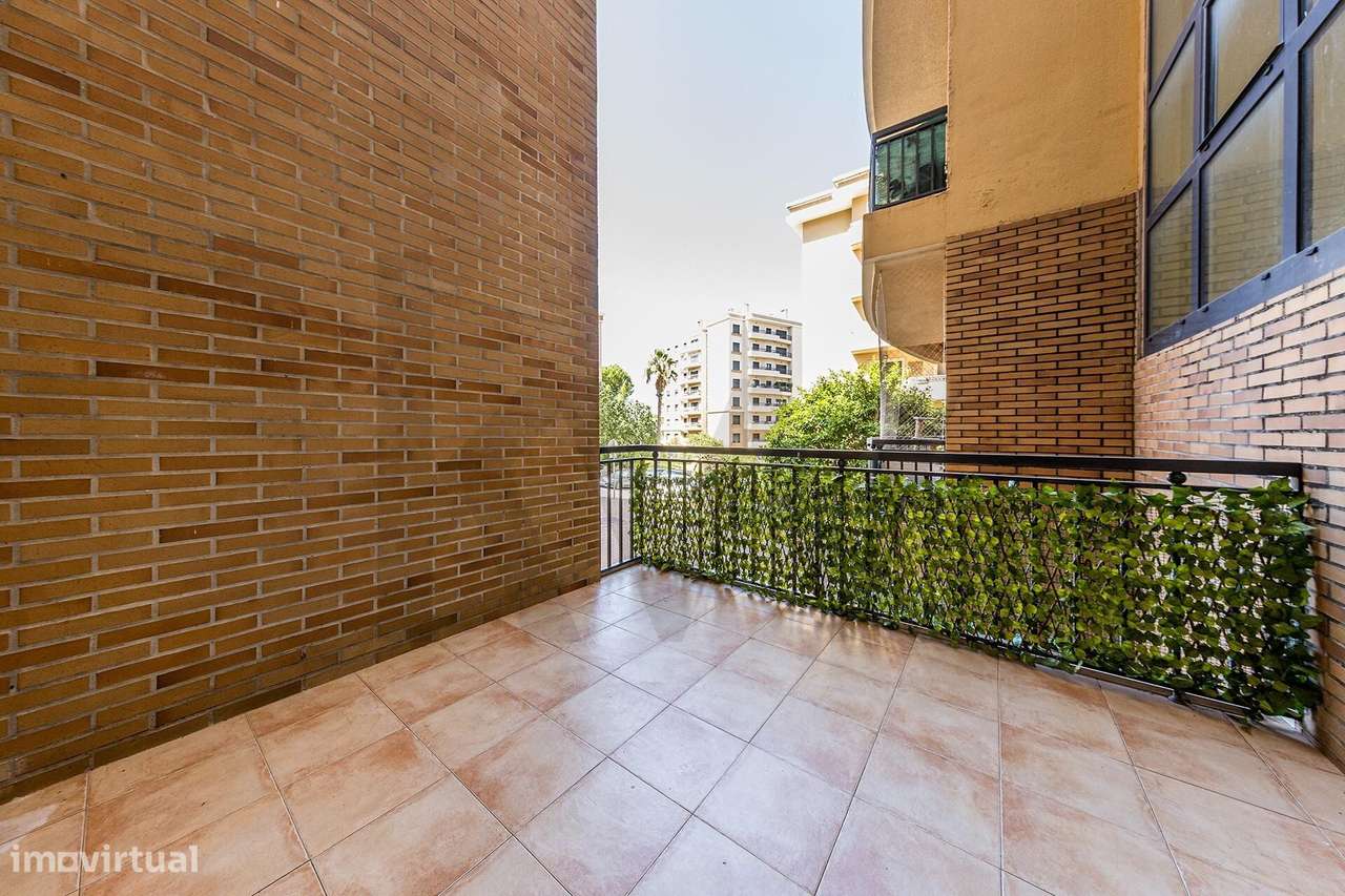 T2 com Box de 50 m2 no Parque Residencial do Almirante – Santo António-22