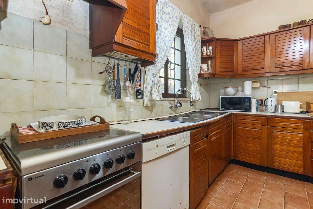 Moradia com construções de apoio, piscina e localização priviligiada-16