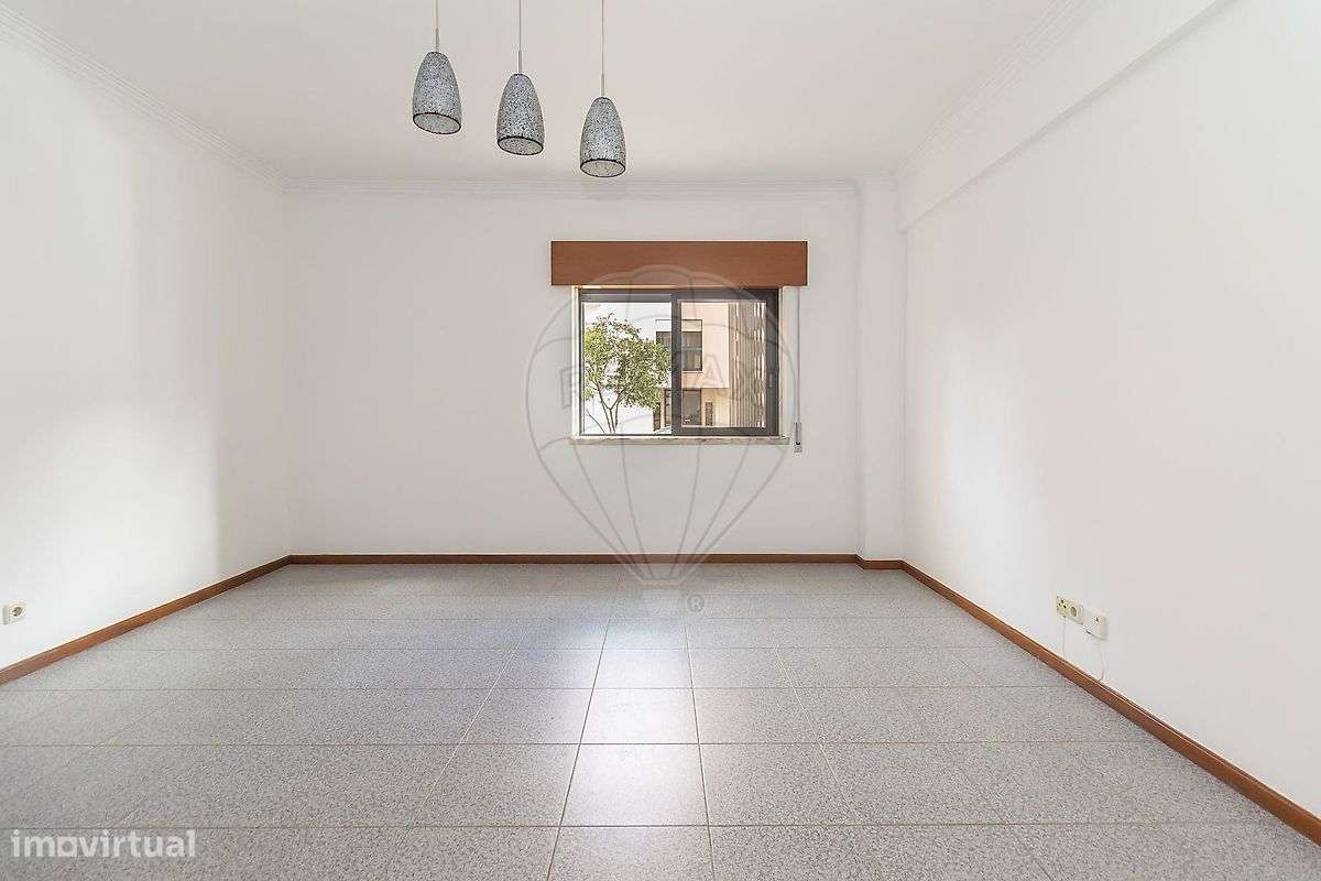 Apartamento T2 com Arrecadação em Paio Pires-9